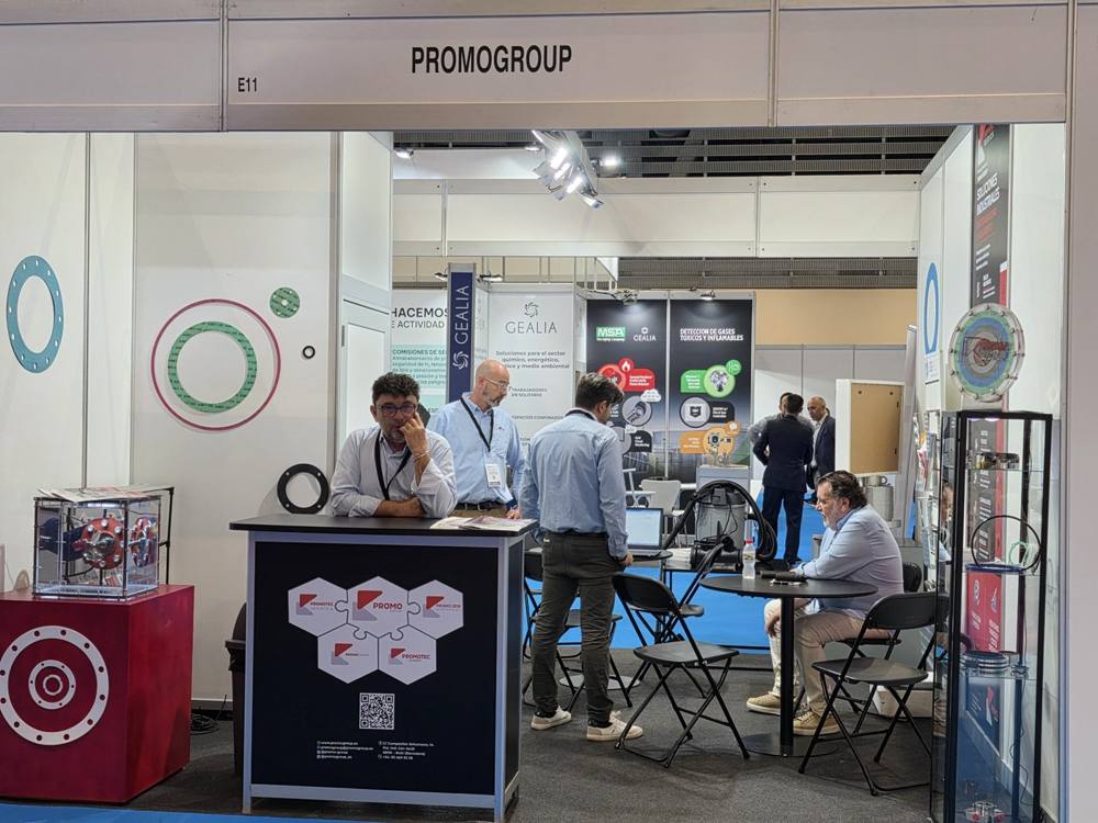 El stand de PROMO GROUP (E11) en EXPOQUIMIA 2026, punto de encuentro de PROMOTEC IBÉRICA con profesionales de la química industrial.